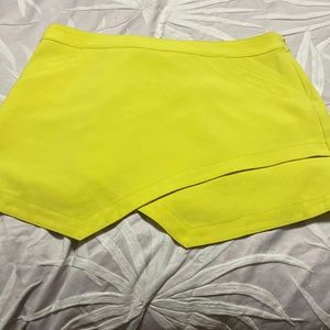 BCBG mini skirt with pockets. Large